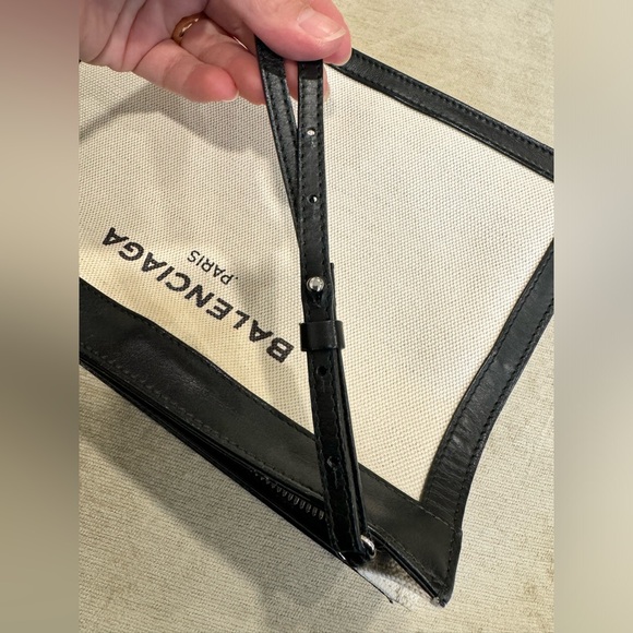 💯 Authentic Balenciaga sling bag - Picture 6 of 8